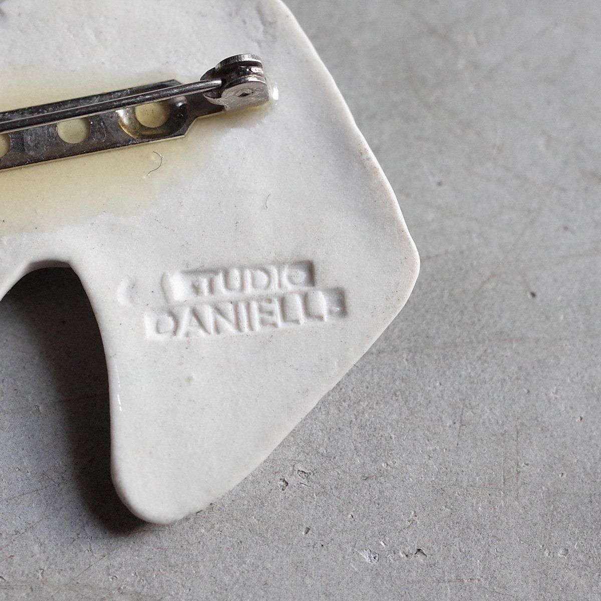  ˥ ɥå ݡ ֥1940-60's STUDIO DANIELLE Dog Porcelain Brooch 