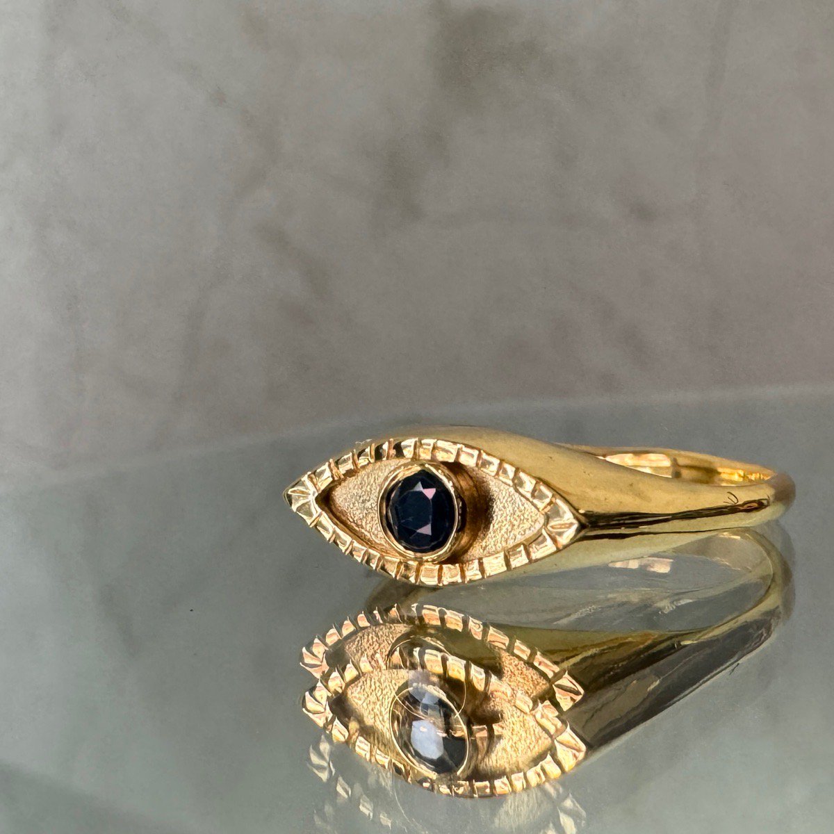 <img class='new_mark_img1' src='https://img.shop-pro.jp/img/new/icons13.gif' style='border:none;display:inline;margin:0px;padding:0px;width:auto;' />momocreatura Eye Signet Ring Gold  Black  Sapphireʥ⥯ꥢ  ͥåȥ ɡߥ֥åե