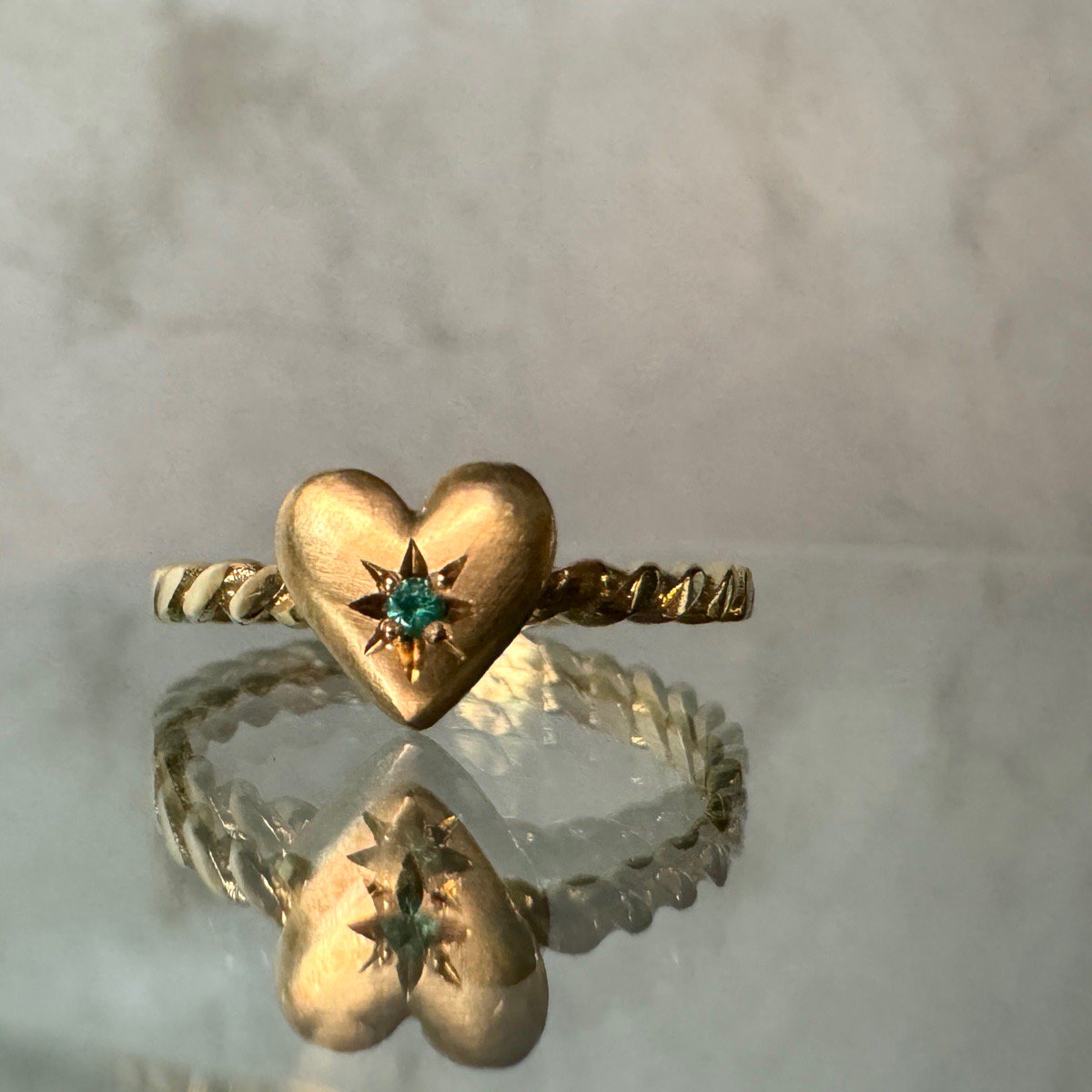 <img class='new_mark_img1' src='https://img.shop-pro.jp/img/new/icons13.gif' style='border:none;display:inline;margin:0px;padding:0px;width:auto;' />momocreatura Heart Ring Matt Gold  Emeraldʥ⥯ꥢ ϡ  ޥåȥɡߥɡ