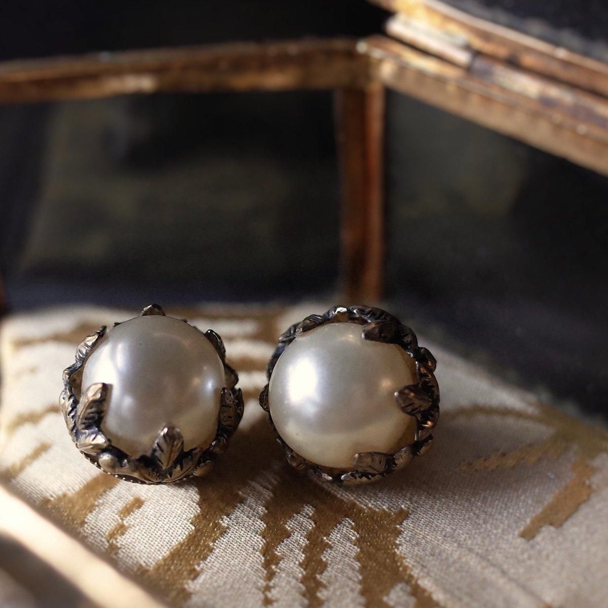 ᥿ ѡ ꡼ 󥰡1940-50's Metal Pearl Leaf Earrings