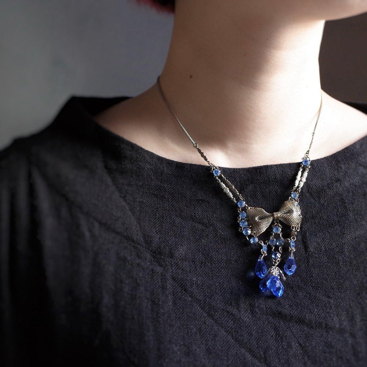 ᥿ ֥롼饹 ܥ ͥå쥹1930's Metal Blue Glass Ribbon Necklace