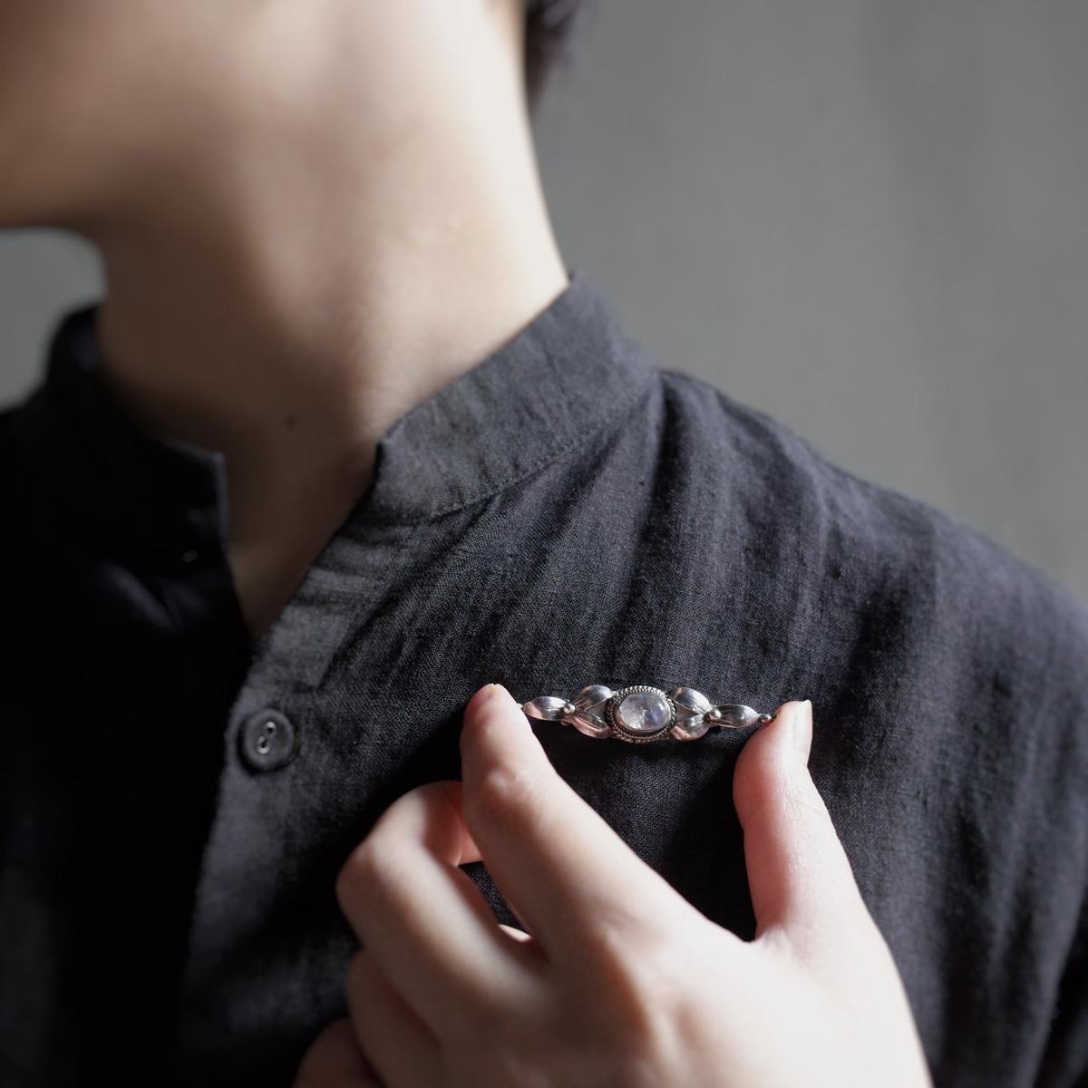 <img class='new_mark_img1' src='https://img.shop-pro.jp/img/new/icons13.gif' style='border:none;display:inline;margin:0px;padding:0px;width:auto;' />ġɡե С ࡼ󥹥ȡ ɥꥮ С ֥Arts & Crafts Silver Moonstone Mistletoe Bar Brooch