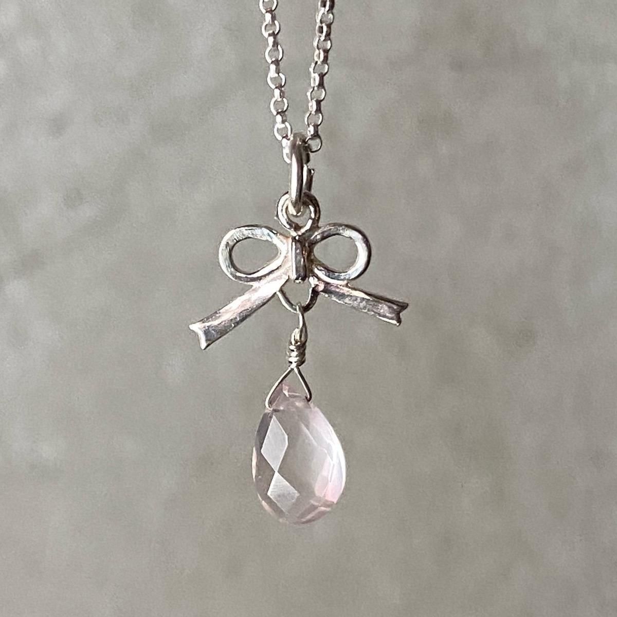 <img class='new_mark_img1' src='https://img.shop-pro.jp/img/new/icons13.gif' style='border:none;display:inline;margin:0px;padding:0px;width:auto;' />momocreatura Tiny bow Necklace Silver  Rose quartzʥ⥯ꥢ ܥ ͥå쥹 Сߥġ