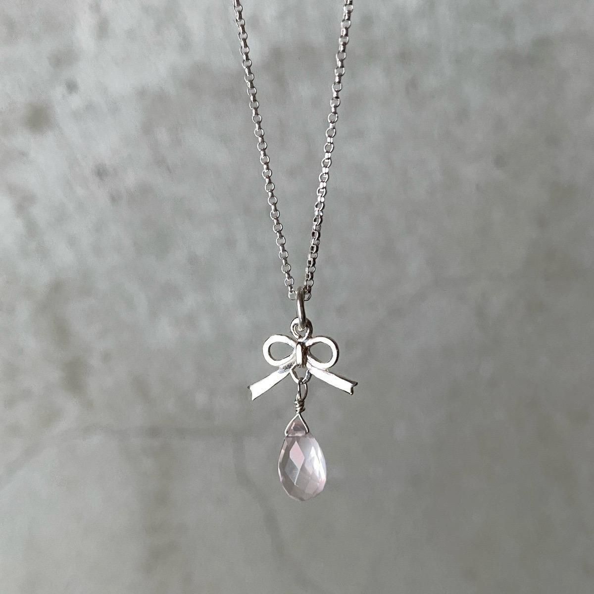 <img class='new_mark_img1' src='https://img.shop-pro.jp/img/new/icons13.gif' style='border:none;display:inline;margin:0px;padding:0px;width:auto;' />momocreatura Tiny bow Necklace Silver  Rose quartzʥ⥯ꥢ ܥ ͥå쥹 Сߥġ