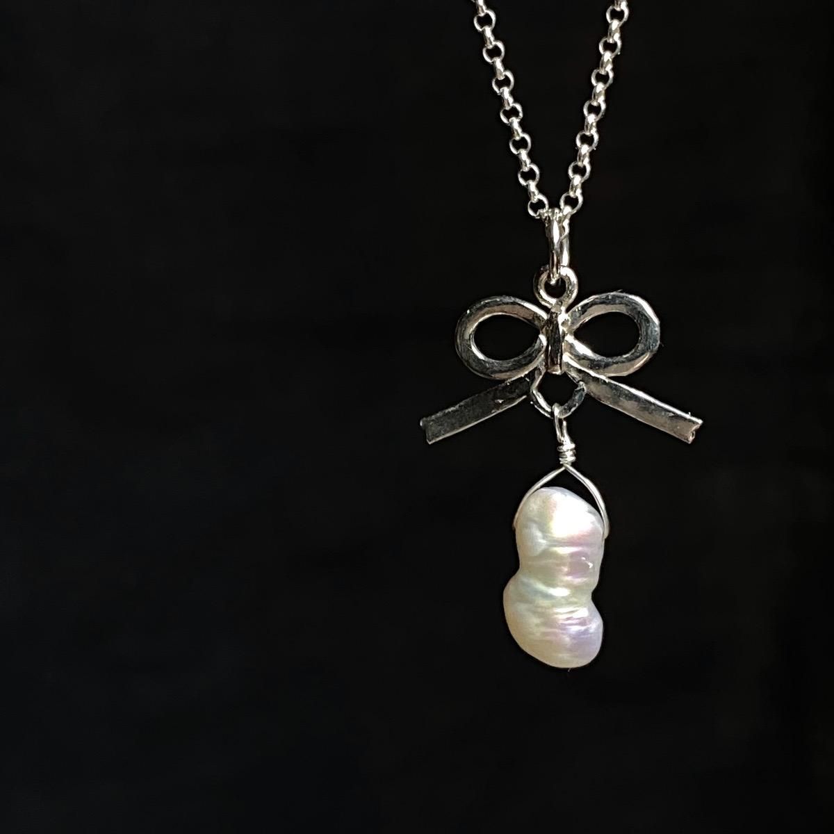 <img class='new_mark_img1' src='https://img.shop-pro.jp/img/new/icons13.gif' style='border:none;display:inline;margin:0px;padding:0px;width:auto;' />momocreatura Thread bow Necklace Silver  Baroque pearlʥ⥯ꥢ ܥ ͥå쥹 СߥХåѡ