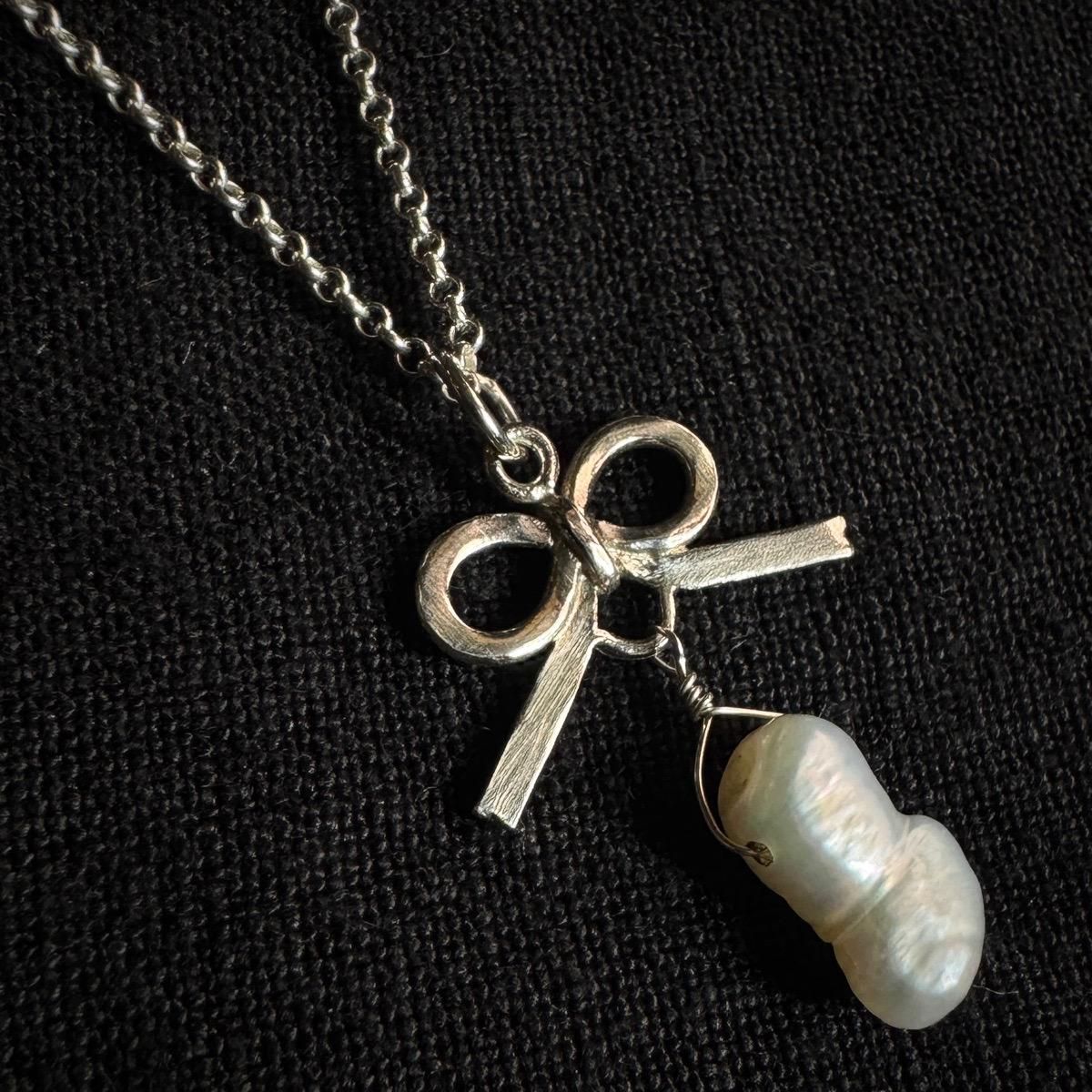 <img class='new_mark_img1' src='https://img.shop-pro.jp/img/new/icons13.gif' style='border:none;display:inline;margin:0px;padding:0px;width:auto;' />momocreatura Thread bow Necklace Silver  Baroque pearlʥ⥯ꥢ ܥ ͥå쥹 СߥХåѡ