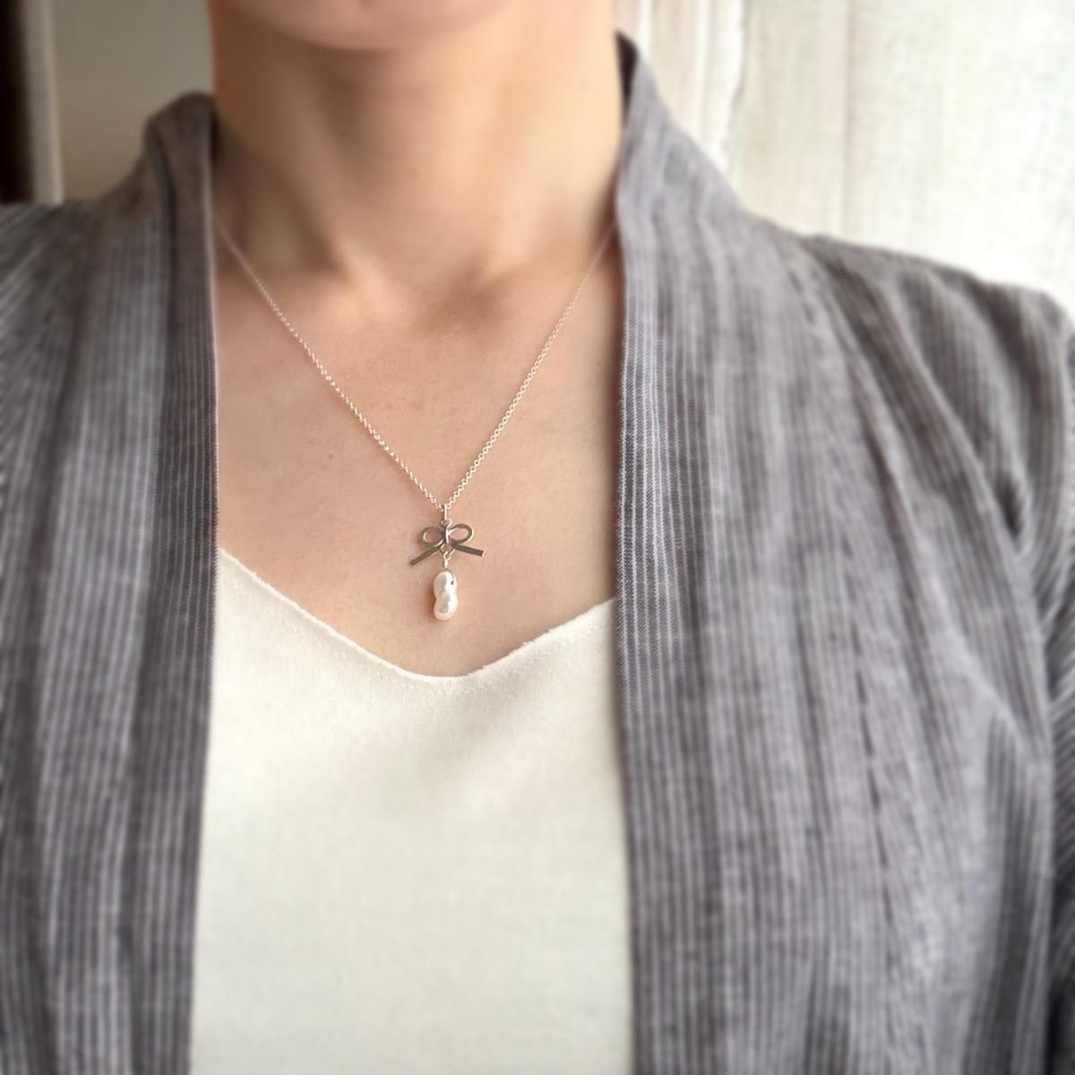 <img class='new_mark_img1' src='https://img.shop-pro.jp/img/new/icons13.gif' style='border:none;display:inline;margin:0px;padding:0px;width:auto;' />momocreatura Thread bow Necklace Silver  Baroque pearlʥ⥯ꥢ ܥ ͥå쥹 СߥХåѡ