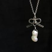 <img class='new_mark_img1' src='https://img.shop-pro.jp/img/new/icons13.gif' style='border:none;display:inline;margin:0px;padding:0px;width:auto;' />momocreatura Thread bow Necklace Silver  Baroque pearlʥ⥯ꥢ ܥ ͥå쥹 СߥХåѡ