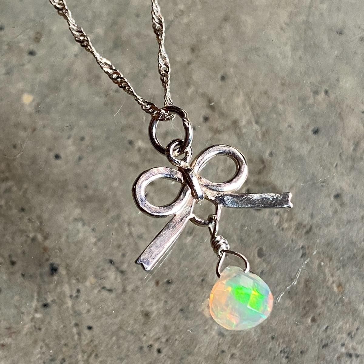 <img class='new_mark_img1' src='https://img.shop-pro.jp/img/new/icons13.gif' style='border:none;display:inline;margin:0px;padding:0px;width:auto;' />momocreatura Thread bow Necklace Silver  Opalʥ⥯ꥢ ܥ ͥå쥹 Сߥѡ