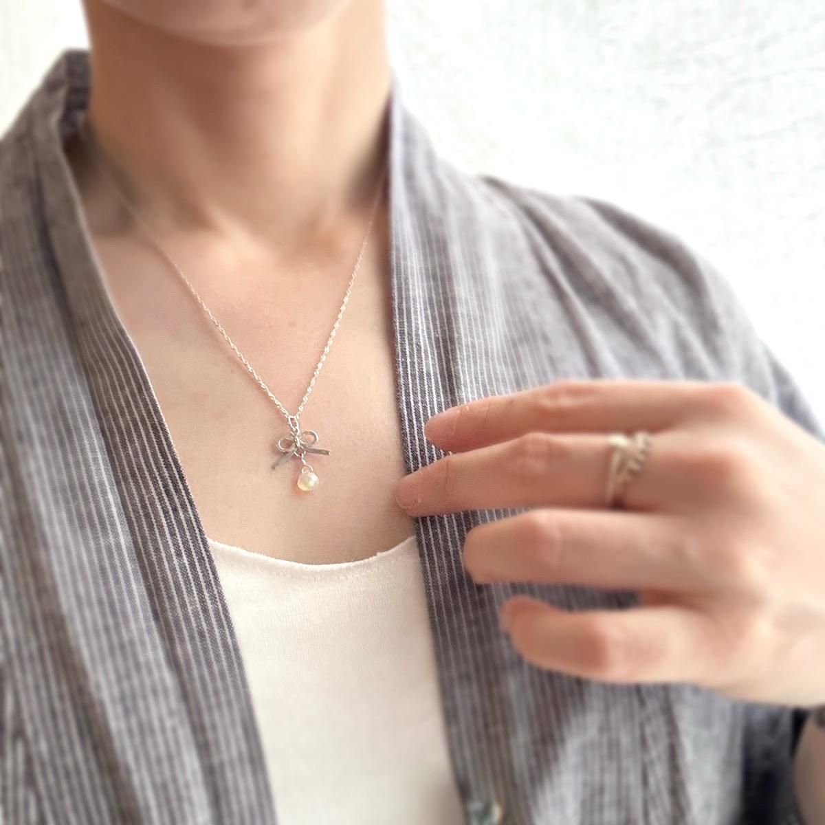 <img class='new_mark_img1' src='https://img.shop-pro.jp/img/new/icons13.gif' style='border:none;display:inline;margin:0px;padding:0px;width:auto;' />momocreatura Thread bow Necklace Silver  Opalʥ⥯ꥢ ܥ ͥå쥹 Сߥѡ