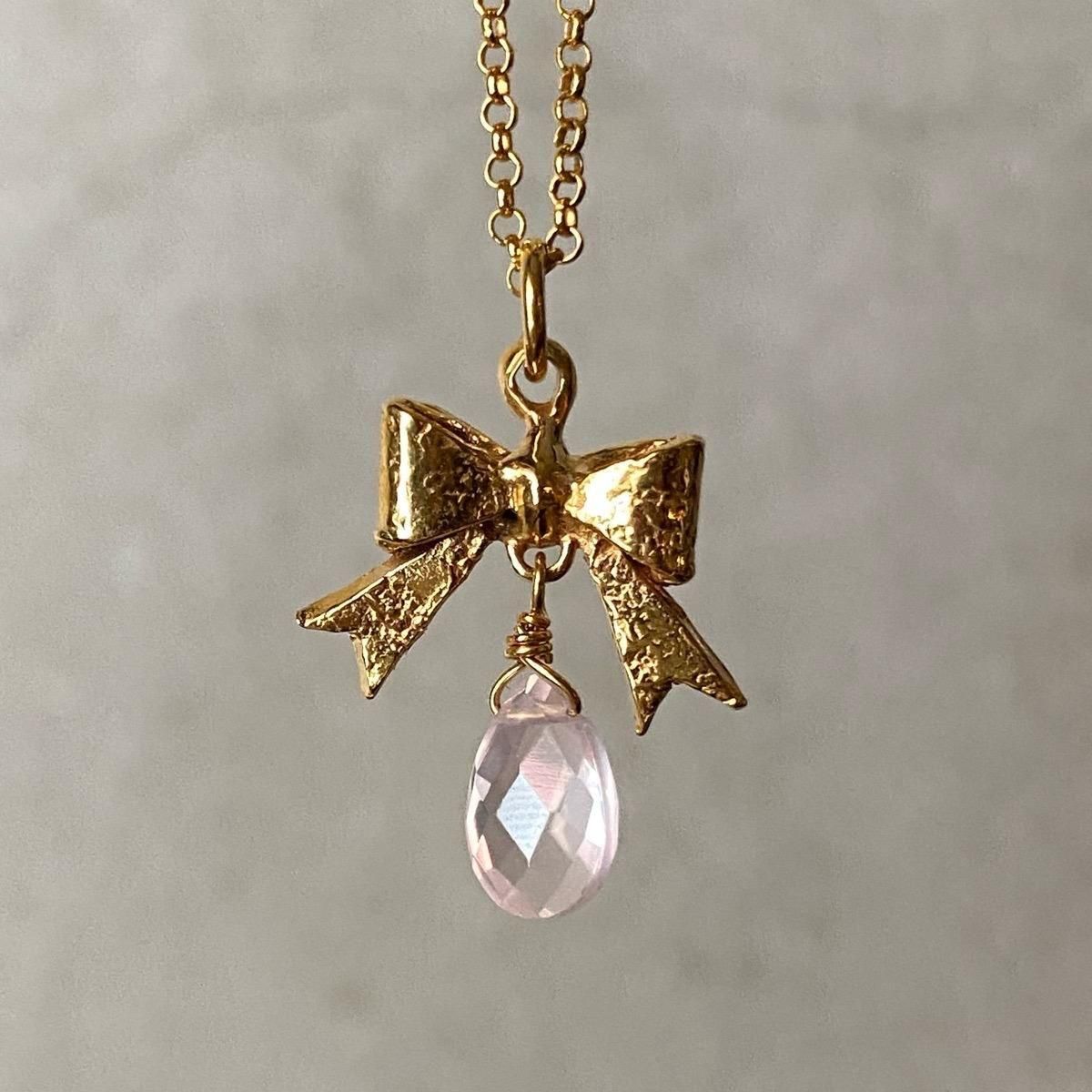 <img class='new_mark_img1' src='https://img.shop-pro.jp/img/new/icons13.gif' style='border:none;display:inline;margin:0px;padding:0px;width:auto;' />momocreatura bow  Rose quartz Necklace Goldʥ⥯ꥢ ܥ ͥå쥹 ɡ