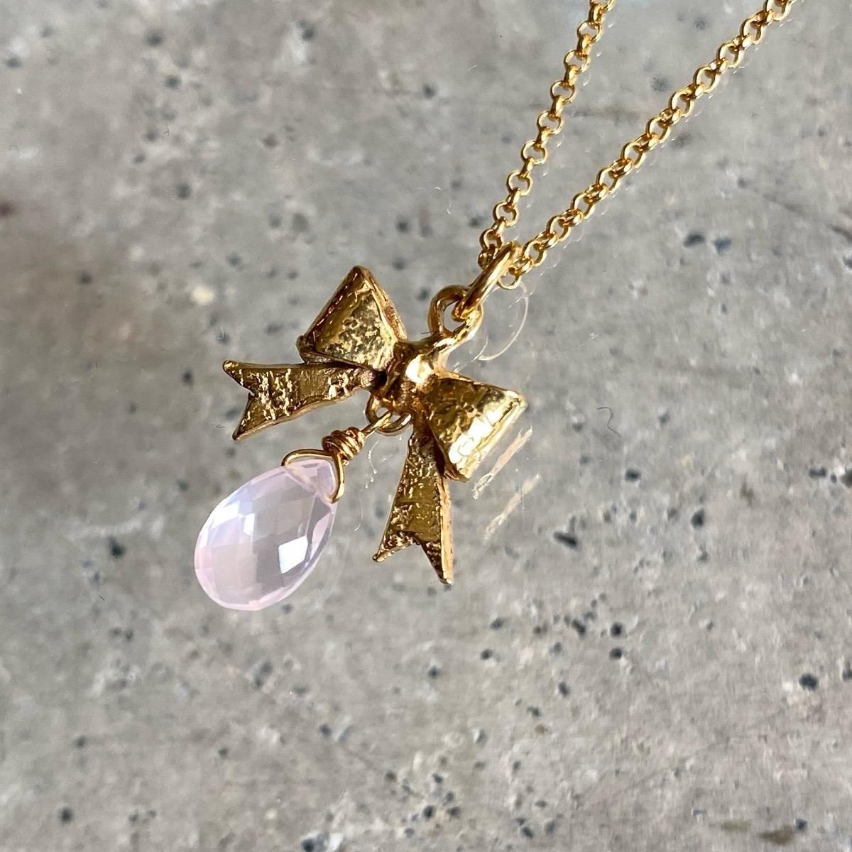 <img class='new_mark_img1' src='https://img.shop-pro.jp/img/new/icons13.gif' style='border:none;display:inline;margin:0px;padding:0px;width:auto;' />momocreatura bow  Rose quartz Necklace Goldʥ⥯ꥢ ܥ ͥå쥹 ɡ