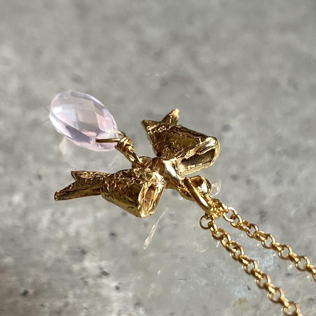 <img class='new_mark_img1' src='https://img.shop-pro.jp/img/new/icons13.gif' style='border:none;display:inline;margin:0px;padding:0px;width:auto;' />momocreatura bow  Rose quartz Necklace Goldʥ⥯ꥢ ܥ ͥå쥹 ɡ