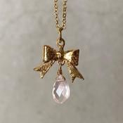 <img class='new_mark_img1' src='https://img.shop-pro.jp/img/new/icons13.gif' style='border:none;display:inline;margin:0px;padding:0px;width:auto;' />momocreatura bow  Rose quartz Necklace Goldʥ⥯ꥢ ܥ ͥå쥹 ɡ