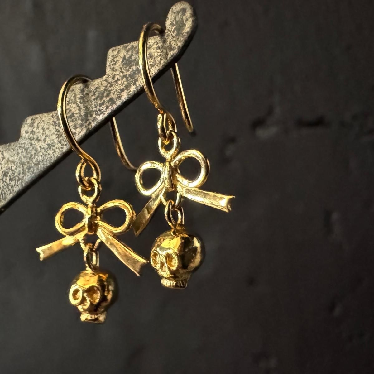<img class='new_mark_img1' src='https://img.shop-pro.jp/img/new/icons13.gif' style='border:none;display:inline;margin:0px;padding:0px;width:auto;' />momocreatura Tiny bow and skull Earrings Goldʥ⥯ꥢ ܥ   ԥ ɡ