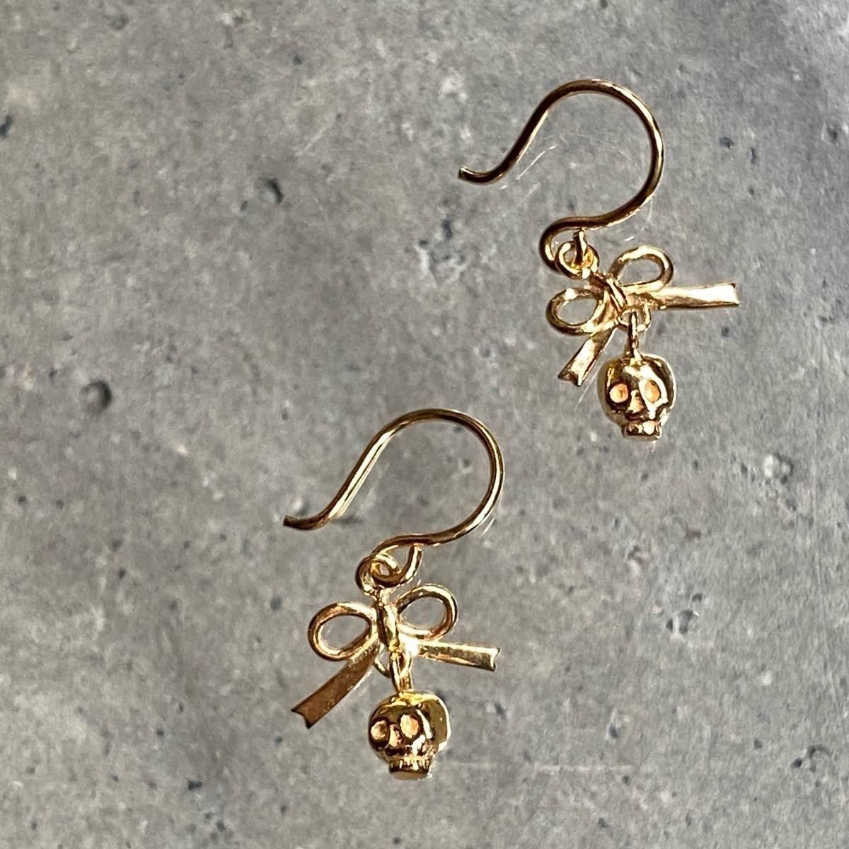 <img class='new_mark_img1' src='https://img.shop-pro.jp/img/new/icons13.gif' style='border:none;display:inline;margin:0px;padding:0px;width:auto;' />momocreatura Tiny bow and skull Earrings Goldʥ⥯ꥢ ܥ   ԥ ɡ