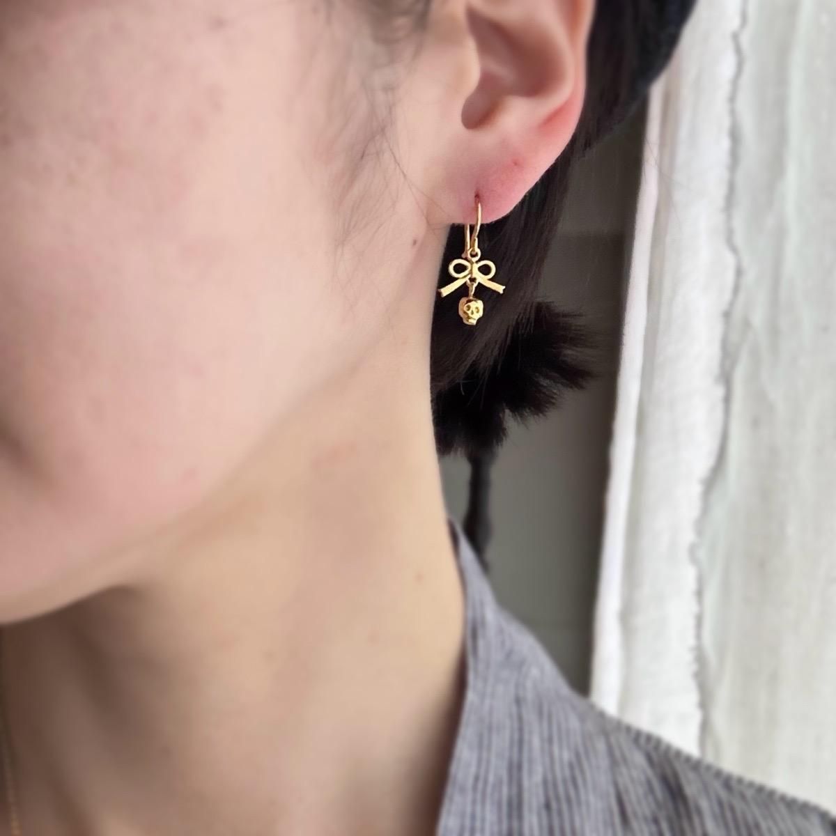 <img class='new_mark_img1' src='https://img.shop-pro.jp/img/new/icons13.gif' style='border:none;display:inline;margin:0px;padding:0px;width:auto;' />momocreatura Tiny bow and skull Earrings Goldʥ⥯ꥢ ܥ   ԥ ɡ