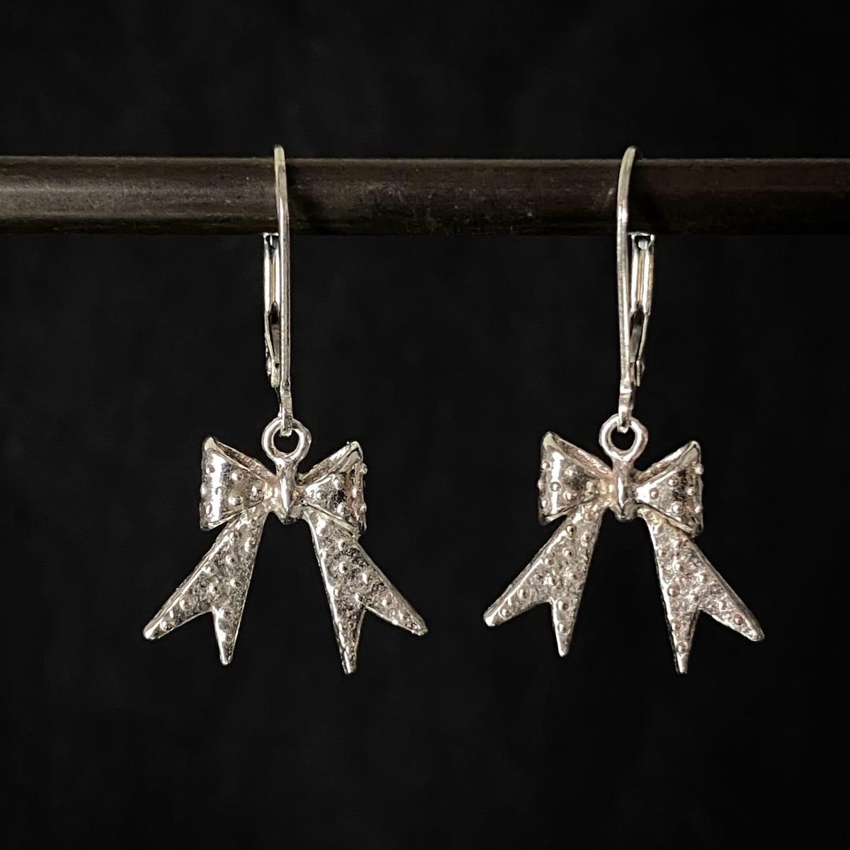 <img class='new_mark_img1' src='https://img.shop-pro.jp/img/new/icons13.gif' style='border:none;display:inline;margin:0px;padding:0px;width:auto;' />momocreatura Dotted bow Earrings Silverʥ⥯ꥢ ɥåȥܥ ԥ С