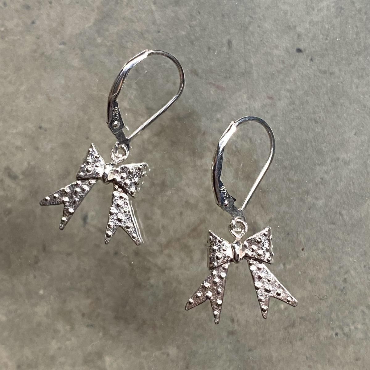 <img class='new_mark_img1' src='https://img.shop-pro.jp/img/new/icons13.gif' style='border:none;display:inline;margin:0px;padding:0px;width:auto;' />momocreatura Dotted bow Earrings Silverʥ⥯ꥢ ɥåȥܥ ԥ С
