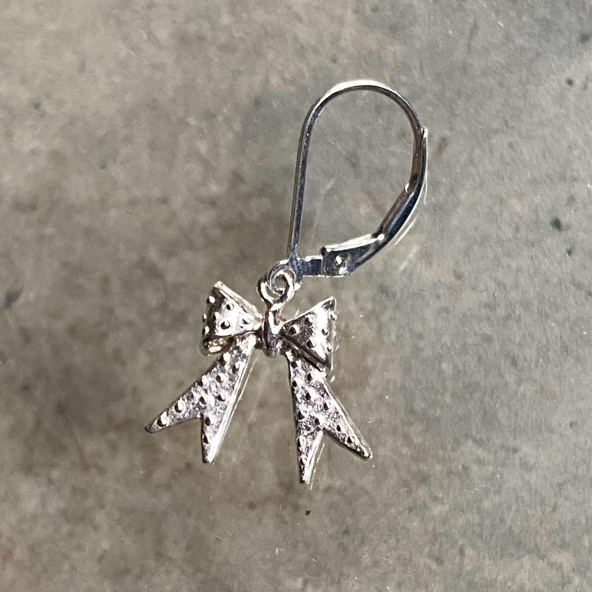 <img class='new_mark_img1' src='https://img.shop-pro.jp/img/new/icons13.gif' style='border:none;display:inline;margin:0px;padding:0px;width:auto;' />momocreatura Dotted bow Earrings Silverʥ⥯ꥢ ɥåȥܥ ԥ С