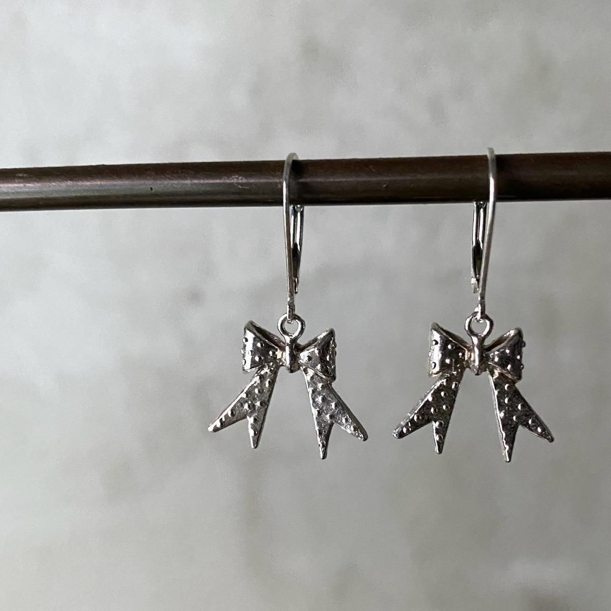 <img class='new_mark_img1' src='https://img.shop-pro.jp/img/new/icons13.gif' style='border:none;display:inline;margin:0px;padding:0px;width:auto;' />momocreatura Dotted bow Earrings Silverʥ⥯ꥢ ɥåȥܥ ԥ С