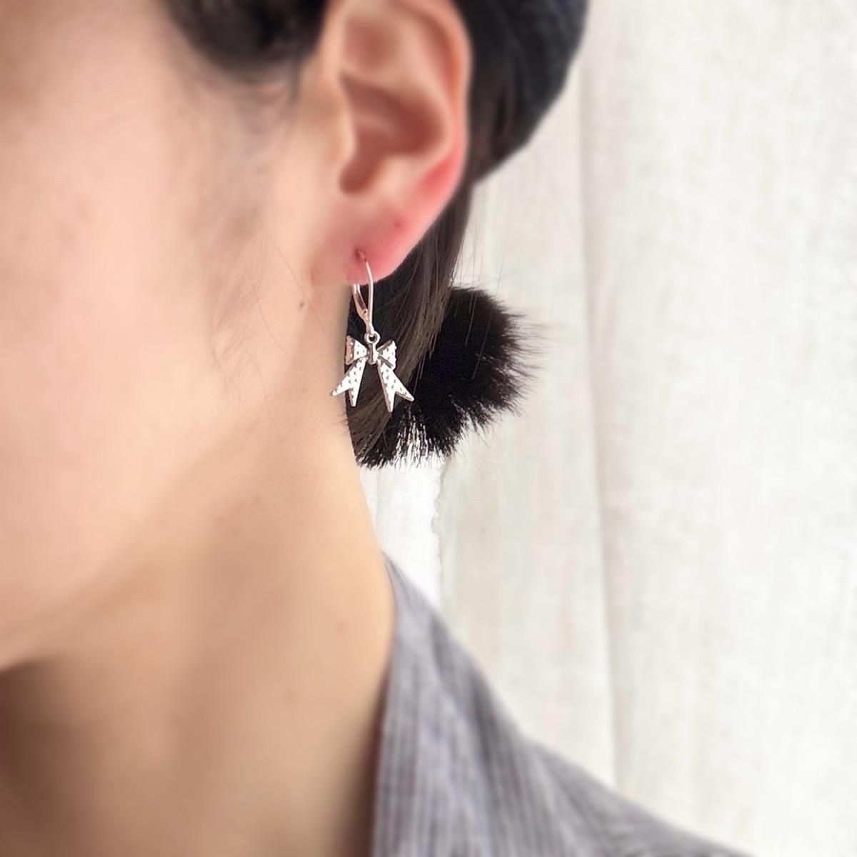 <img class='new_mark_img1' src='https://img.shop-pro.jp/img/new/icons13.gif' style='border:none;display:inline;margin:0px;padding:0px;width:auto;' />momocreatura Dotted bow Earrings Silverʥ⥯ꥢ ɥåȥܥ ԥ С