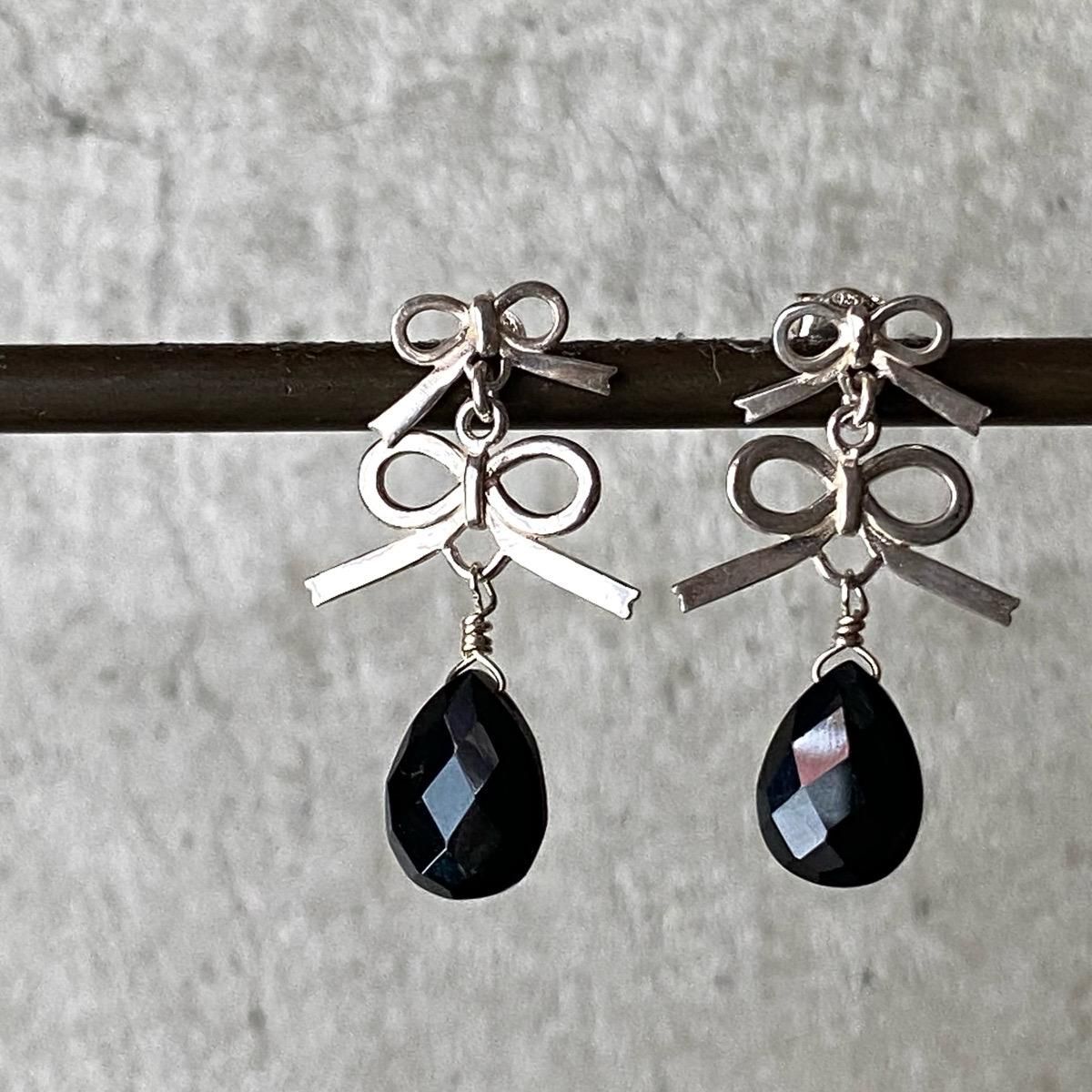 <img class='new_mark_img1' src='https://img.shop-pro.jp/img/new/icons13.gif' style='border:none;display:inline;margin:0px;padding:0px;width:auto;' />momocreatura Double bow Earrings Silver  Onyxʥ⥯ꥢ ֥ܥ ԥ Сߥ˥
