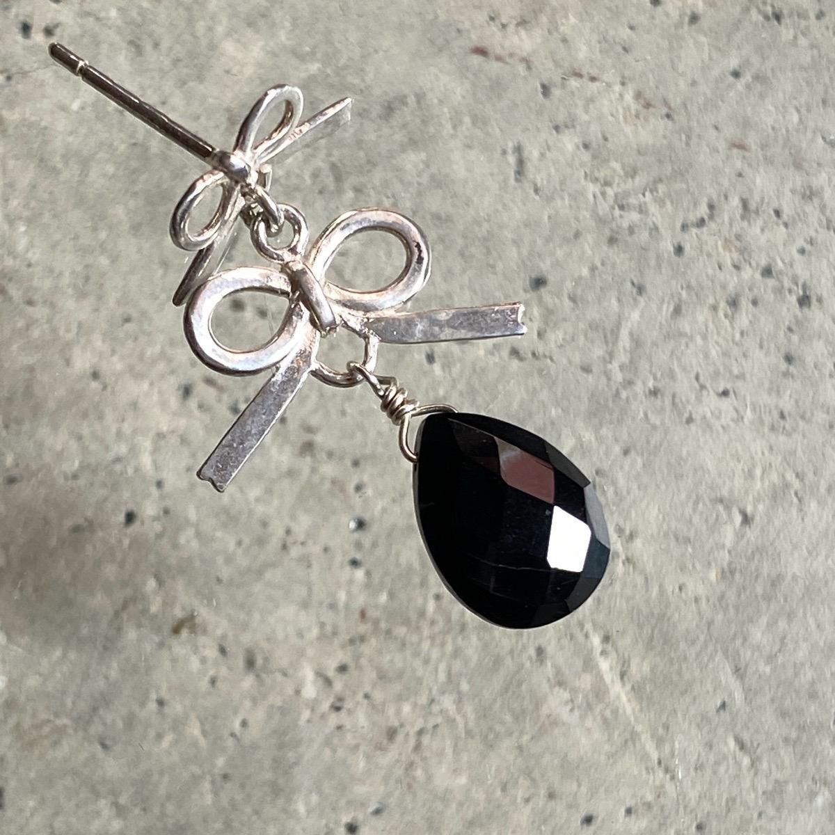 <img class='new_mark_img1' src='https://img.shop-pro.jp/img/new/icons13.gif' style='border:none;display:inline;margin:0px;padding:0px;width:auto;' />momocreatura Double bow Earrings Silver  Onyxʥ⥯ꥢ ֥ܥ ԥ Сߥ˥