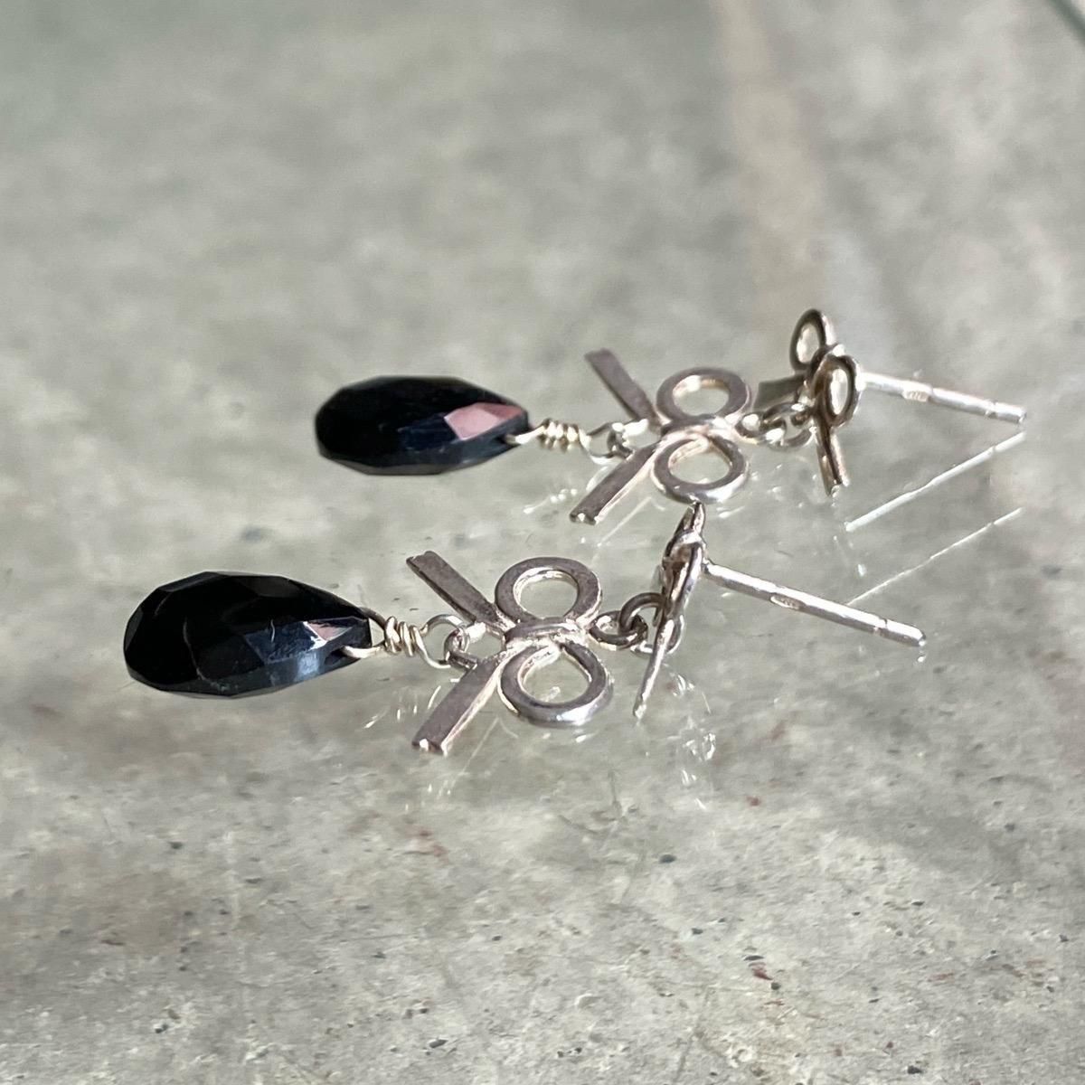 <img class='new_mark_img1' src='https://img.shop-pro.jp/img/new/icons13.gif' style='border:none;display:inline;margin:0px;padding:0px;width:auto;' />momocreatura Double bow Earrings Silver  Onyxʥ⥯ꥢ ֥ܥ ԥ Сߥ˥