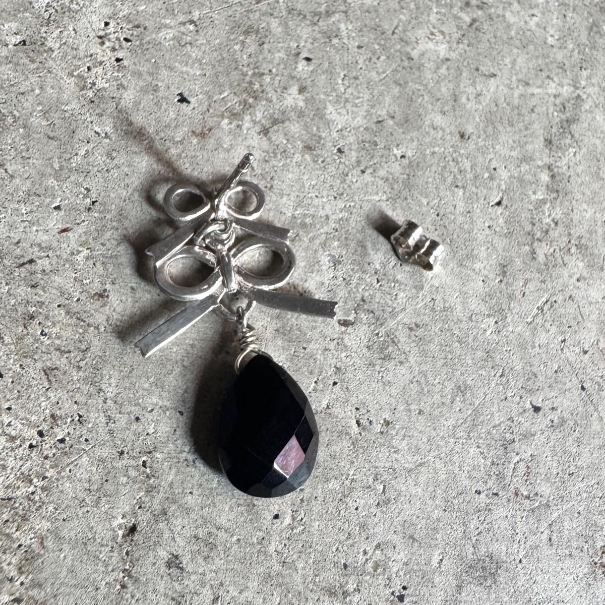 <img class='new_mark_img1' src='https://img.shop-pro.jp/img/new/icons13.gif' style='border:none;display:inline;margin:0px;padding:0px;width:auto;' />momocreatura Double bow Earrings Silver  Onyxʥ⥯ꥢ ֥ܥ ԥ Сߥ˥