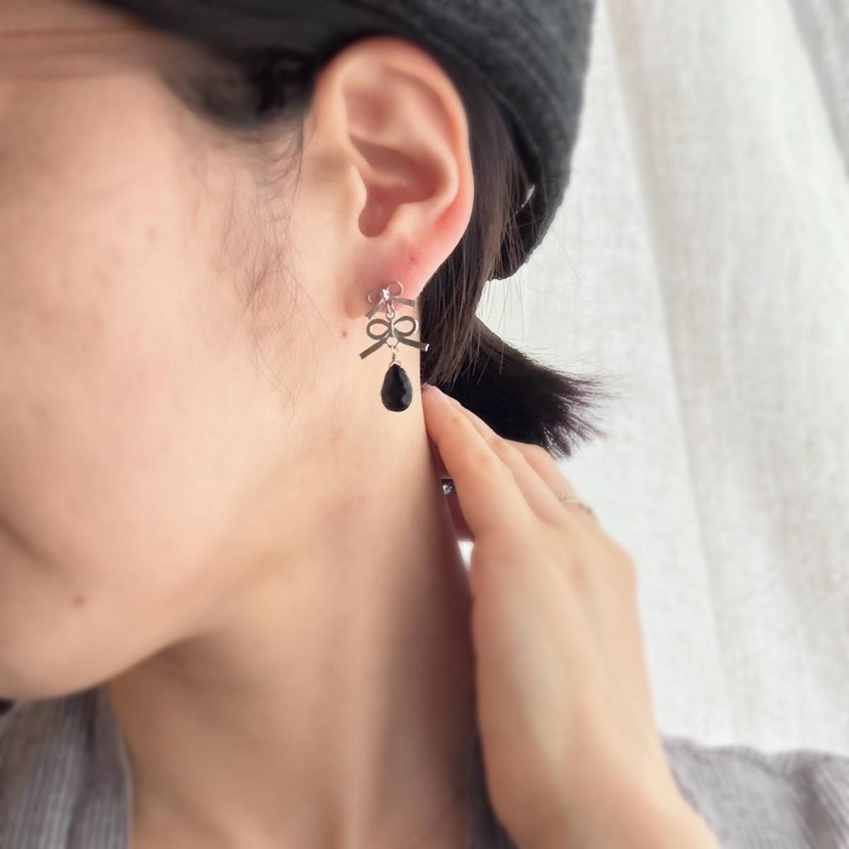 <img class='new_mark_img1' src='https://img.shop-pro.jp/img/new/icons13.gif' style='border:none;display:inline;margin:0px;padding:0px;width:auto;' />momocreatura Double bow Earrings Silver  Onyxʥ⥯ꥢ ֥ܥ ԥ Сߥ˥