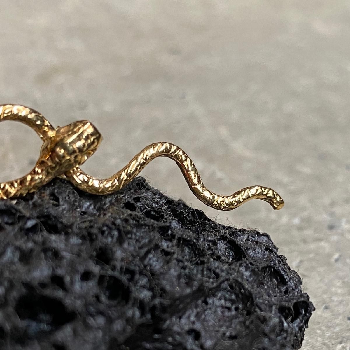 <img class='new_mark_img1' src='https://img.shop-pro.jp/img/new/icons56.gif' style='border:none;display:inline;margin:0px;padding:0px;width:auto;' />momocreatura Waving Snake Earrings Gold ʥإӥԥ ɡ