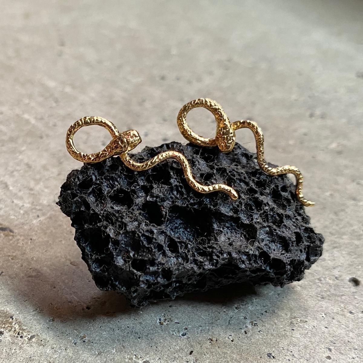 <img class='new_mark_img1' src='https://img.shop-pro.jp/img/new/icons56.gif' style='border:none;display:inline;margin:0px;padding:0px;width:auto;' />momocreatura Waving Snake Earrings Gold ʥإӥԥ ɡ