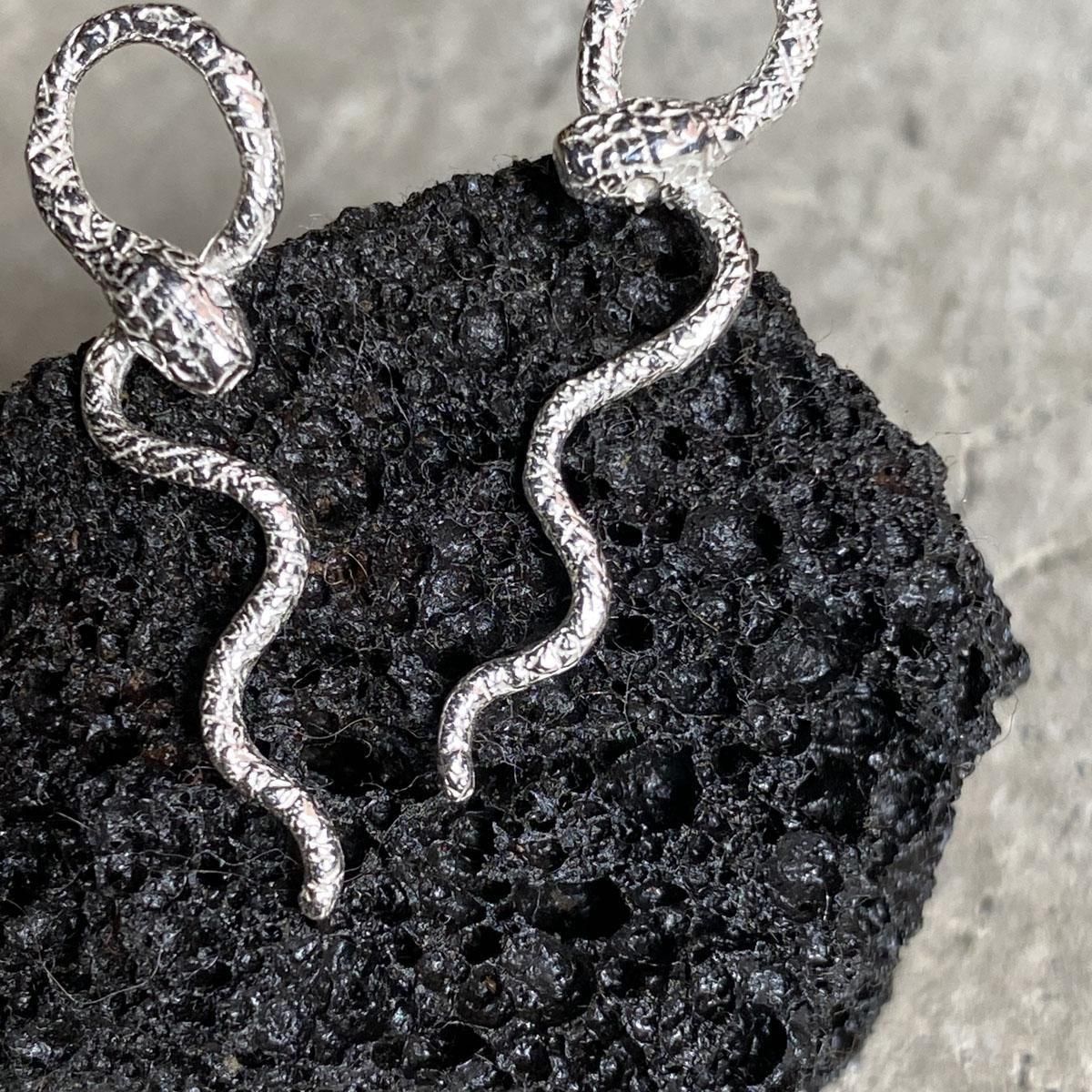 <img class='new_mark_img1' src='https://img.shop-pro.jp/img/new/icons56.gif' style='border:none;display:inline;margin:0px;padding:0px;width:auto;' />momocreatura Waving Snake Earrings Silverʥإӥԥ С