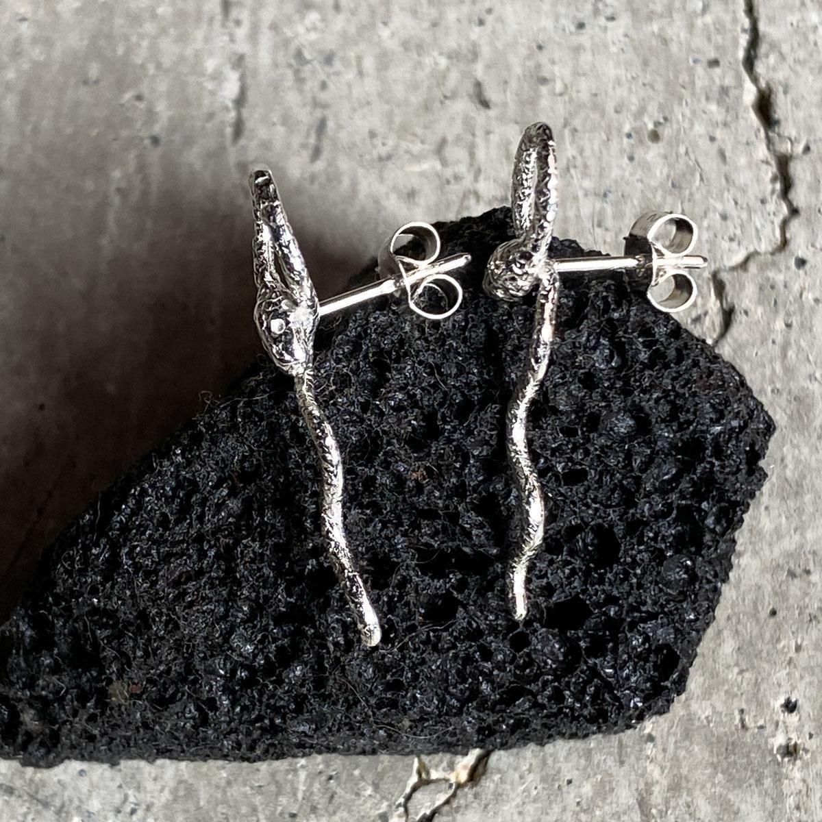 <img class='new_mark_img1' src='https://img.shop-pro.jp/img/new/icons56.gif' style='border:none;display:inline;margin:0px;padding:0px;width:auto;' />momocreatura Waving Snake Earrings Silverʥإӥԥ С
