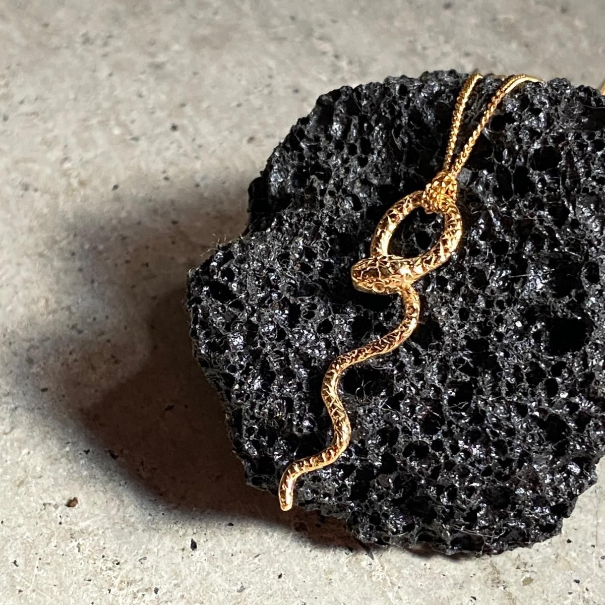 <img class='new_mark_img1' src='https://img.shop-pro.jp/img/new/icons56.gif' style='border:none;display:inline;margin:0px;padding:0px;width:auto;' />momocreatura Waving Snake Necklace Goldʥإӥͥå쥹 ɡ