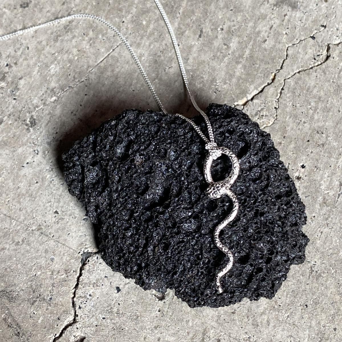 <img class='new_mark_img1' src='https://img.shop-pro.jp/img/new/icons56.gif' style='border:none;display:inline;margin:0px;padding:0px;width:auto;' />momocreatura Waving Snake Necklace Silverʥإӥͥå쥹 С