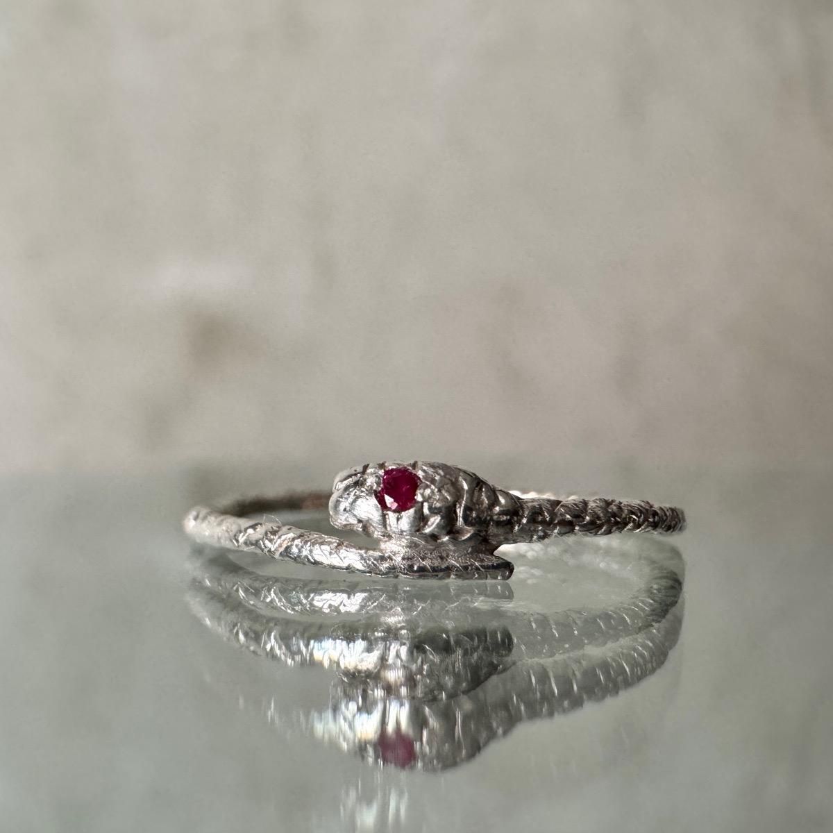 <img class='new_mark_img1' src='https://img.shop-pro.jp/img/new/icons56.gif' style='border:none;display:inline;margin:0px;padding:0px;width:auto;' />momocreatura Snake Ring Silver Rubyʥإӥ С ӡ