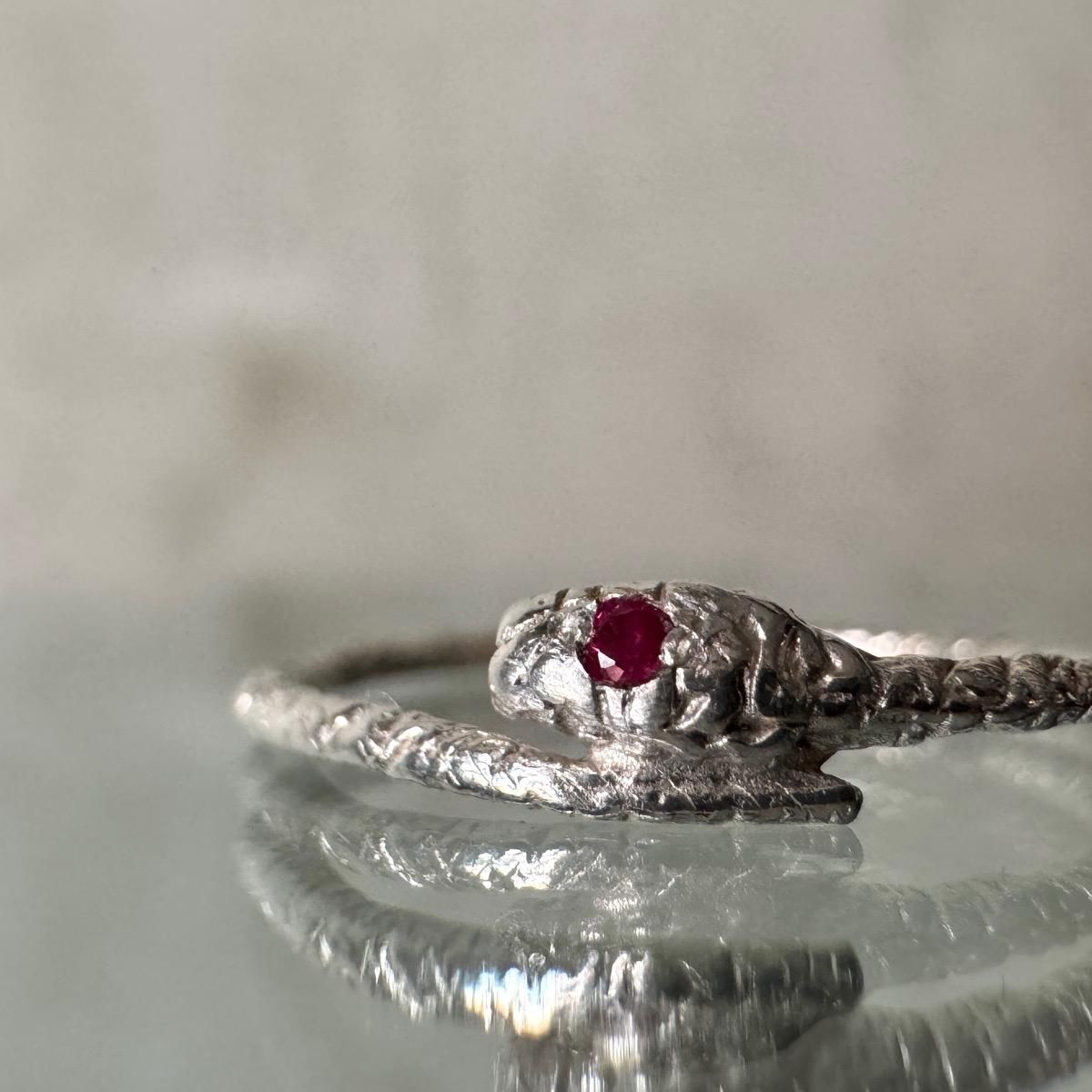 <img class='new_mark_img1' src='https://img.shop-pro.jp/img/new/icons56.gif' style='border:none;display:inline;margin:0px;padding:0px;width:auto;' />momocreatura Snake Ring Silver Rubyʥإӥ С ӡ