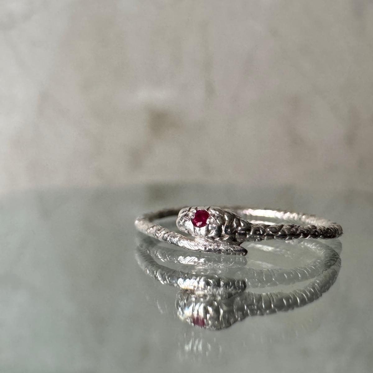 <img class='new_mark_img1' src='https://img.shop-pro.jp/img/new/icons56.gif' style='border:none;display:inline;margin:0px;padding:0px;width:auto;' />momocreatura Snake Ring Silver Rubyʥإӥ С ӡ