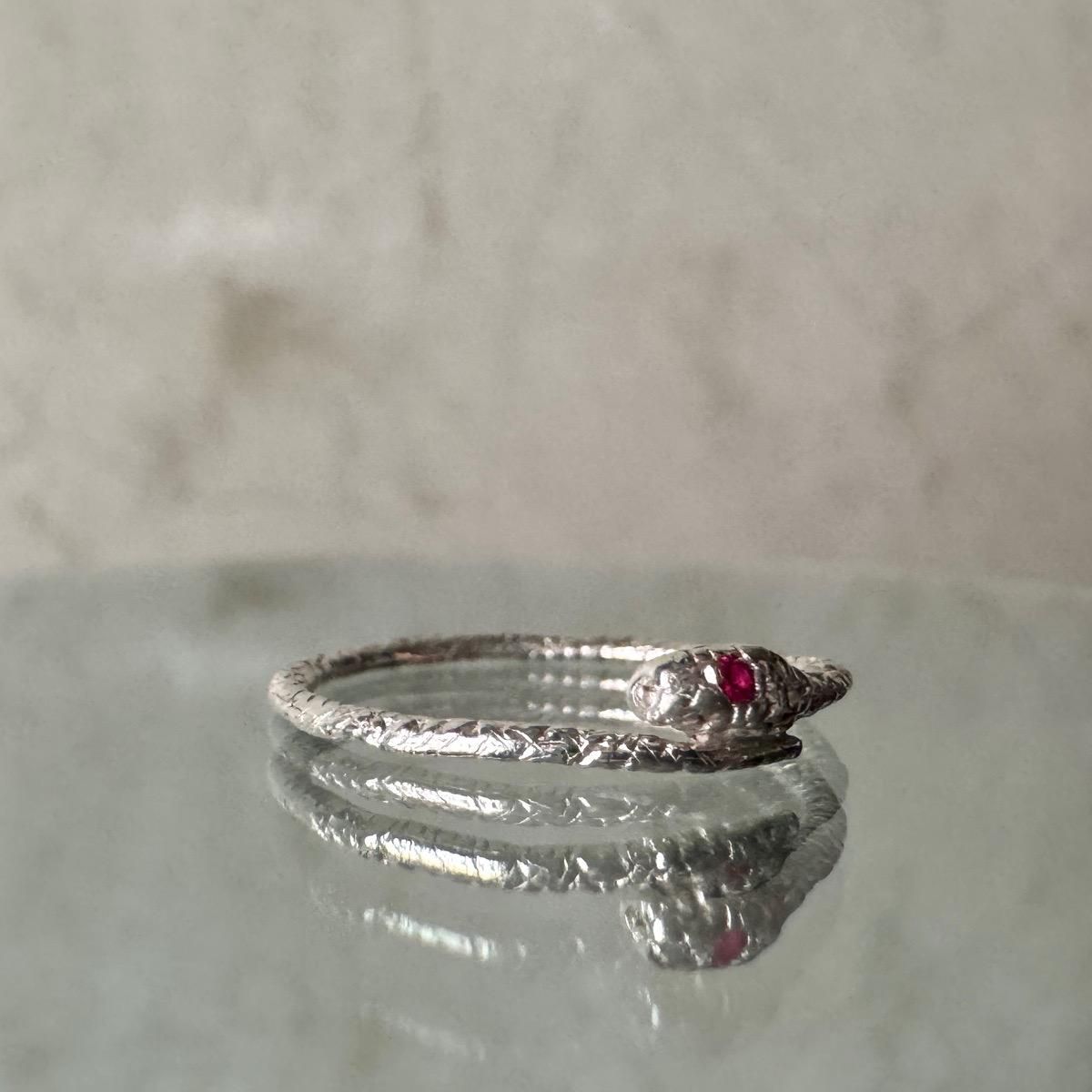 <img class='new_mark_img1' src='https://img.shop-pro.jp/img/new/icons56.gif' style='border:none;display:inline;margin:0px;padding:0px;width:auto;' />momocreatura Snake Ring Silver Rubyʥإӥ С ӡ