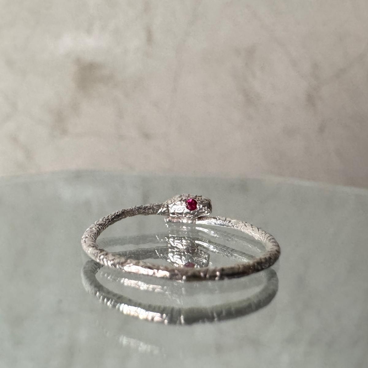 <img class='new_mark_img1' src='https://img.shop-pro.jp/img/new/icons56.gif' style='border:none;display:inline;margin:0px;padding:0px;width:auto;' />momocreatura Snake Ring Silver Rubyʥإӥ С ӡ