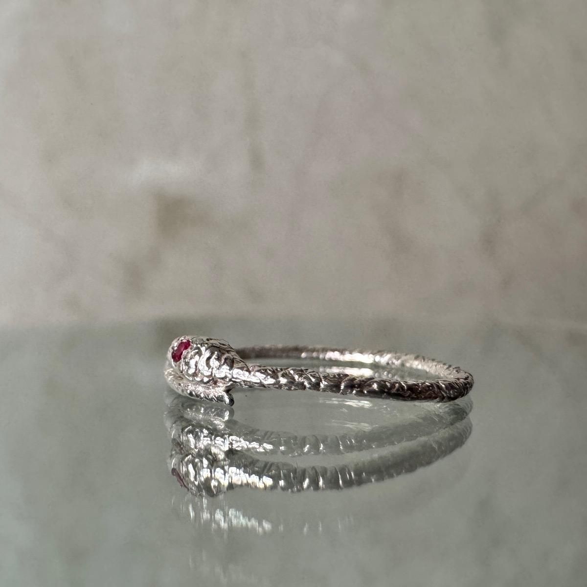 <img class='new_mark_img1' src='https://img.shop-pro.jp/img/new/icons56.gif' style='border:none;display:inline;margin:0px;padding:0px;width:auto;' />momocreatura Snake Ring Silver Rubyʥإӥ С ӡ