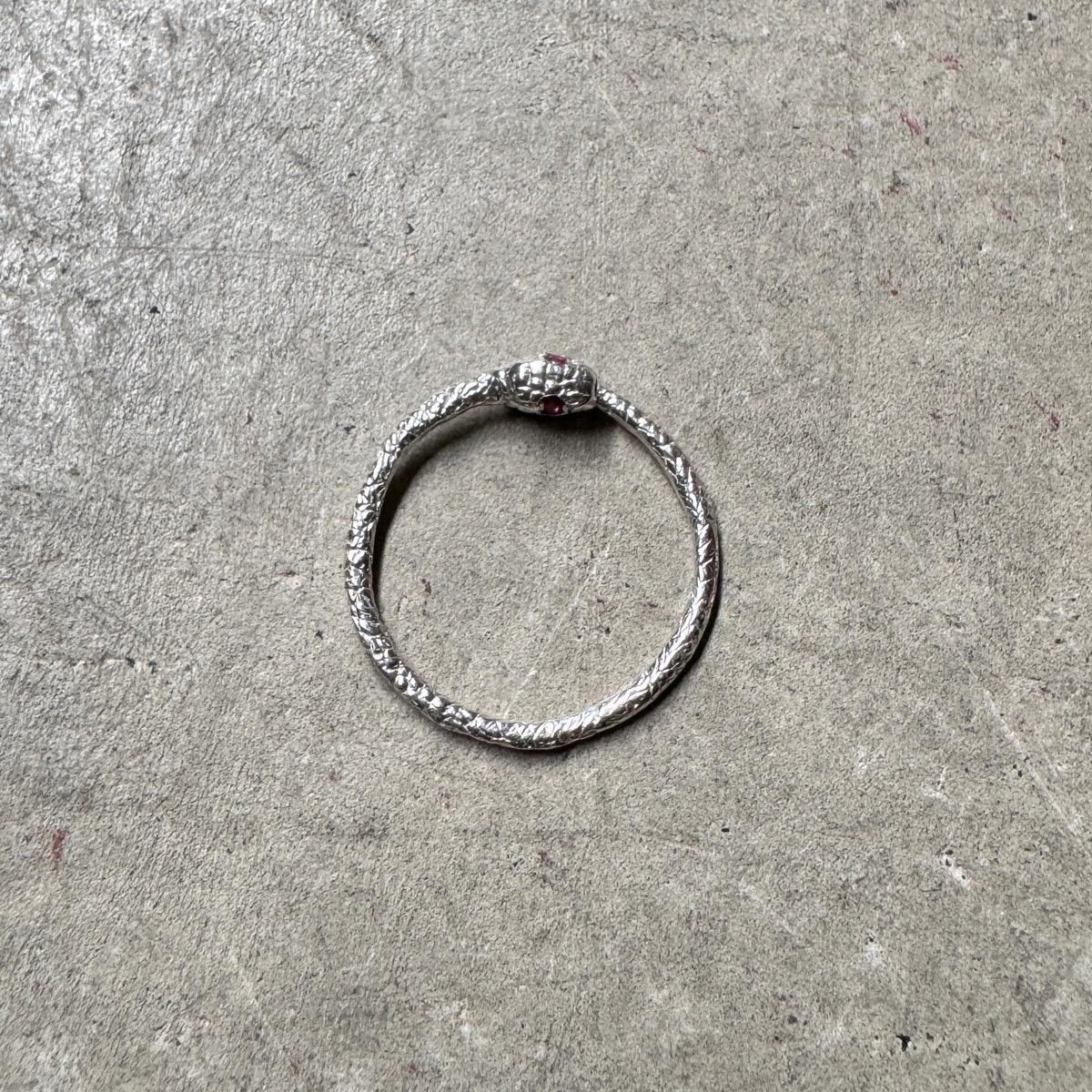 <img class='new_mark_img1' src='https://img.shop-pro.jp/img/new/icons56.gif' style='border:none;display:inline;margin:0px;padding:0px;width:auto;' />momocreatura Snake Ring Silver Rubyʥإӥ С ӡ