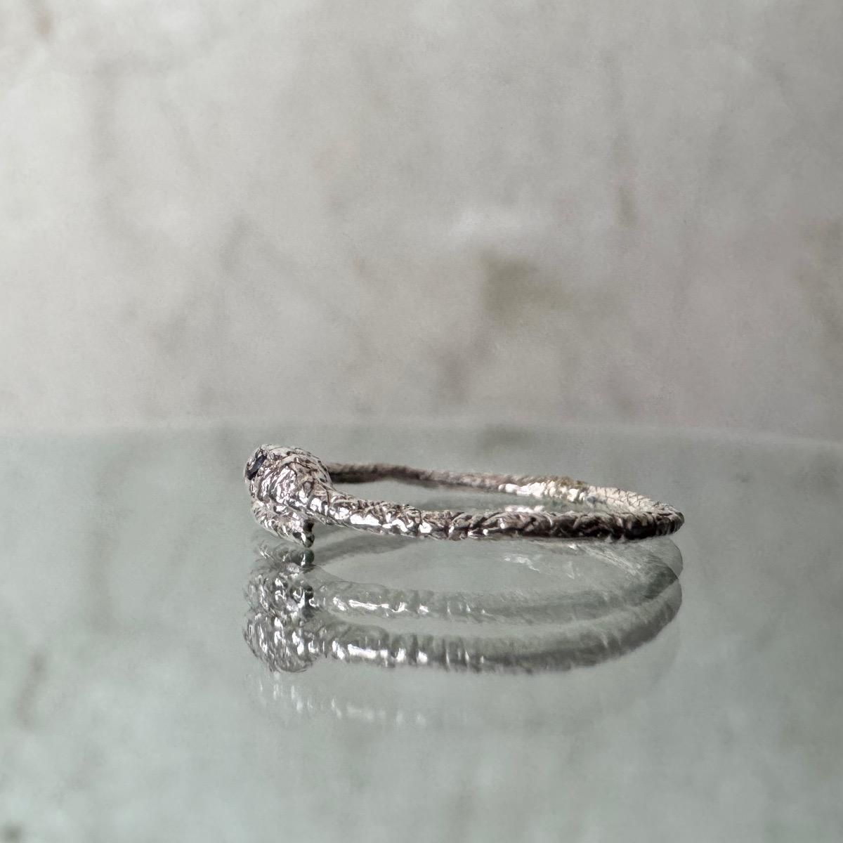 <img class='new_mark_img1' src='https://img.shop-pro.jp/img/new/icons56.gif' style='border:none;display:inline;margin:0px;padding:0px;width:auto;' />momocreatura Snake Ring Silver Sapphireʥإӥ С ե