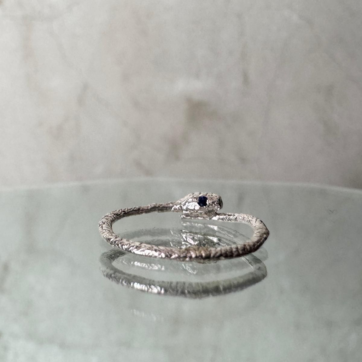 <img class='new_mark_img1' src='https://img.shop-pro.jp/img/new/icons56.gif' style='border:none;display:inline;margin:0px;padding:0px;width:auto;' />momocreatura Snake Ring Silver Sapphireʥإӥ С ե