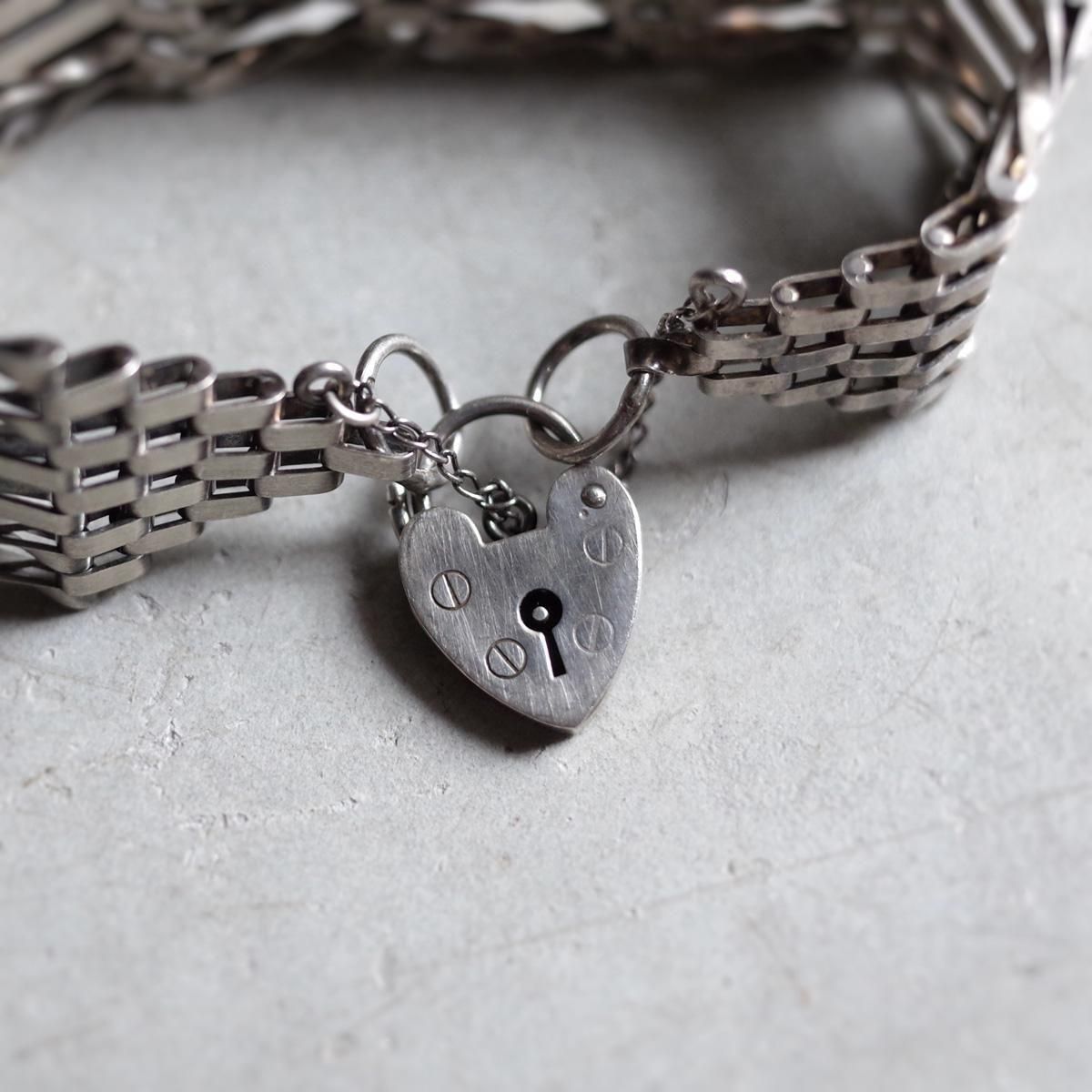 <img class='new_mark_img1' src='https://img.shop-pro.jp/img/new/icons13.gif' style='border:none;display:inline;margin:0px;padding:0px;width:auto;' />1975ǯ С Padlock ֥쥹åȡc.1975 Silver Padlock Bracelet