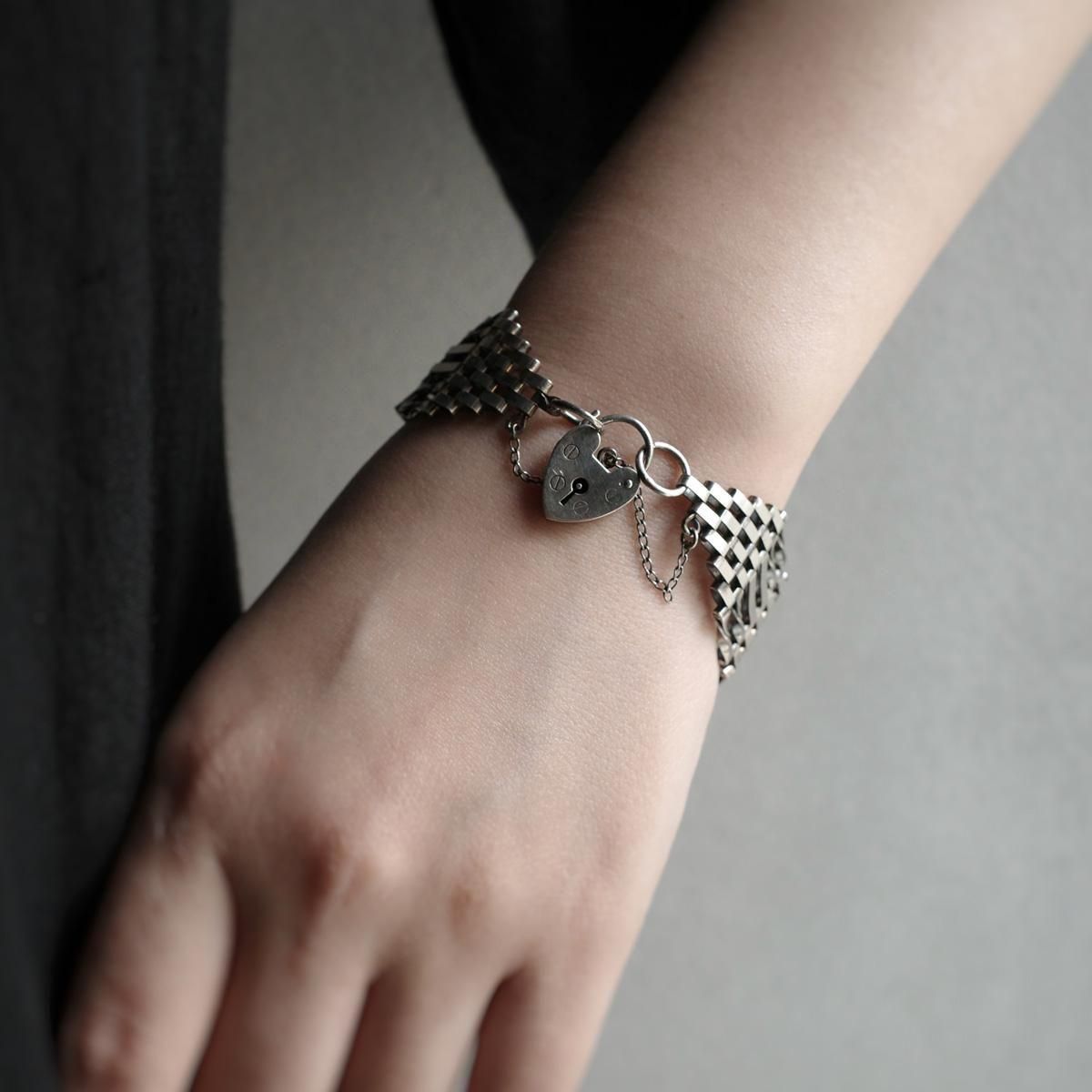 <img class='new_mark_img1' src='https://img.shop-pro.jp/img/new/icons13.gif' style='border:none;display:inline;margin:0px;padding:0px;width:auto;' />1975ǯ С Padlock ֥쥹åȡc.1975 Silver Padlock Bracelet