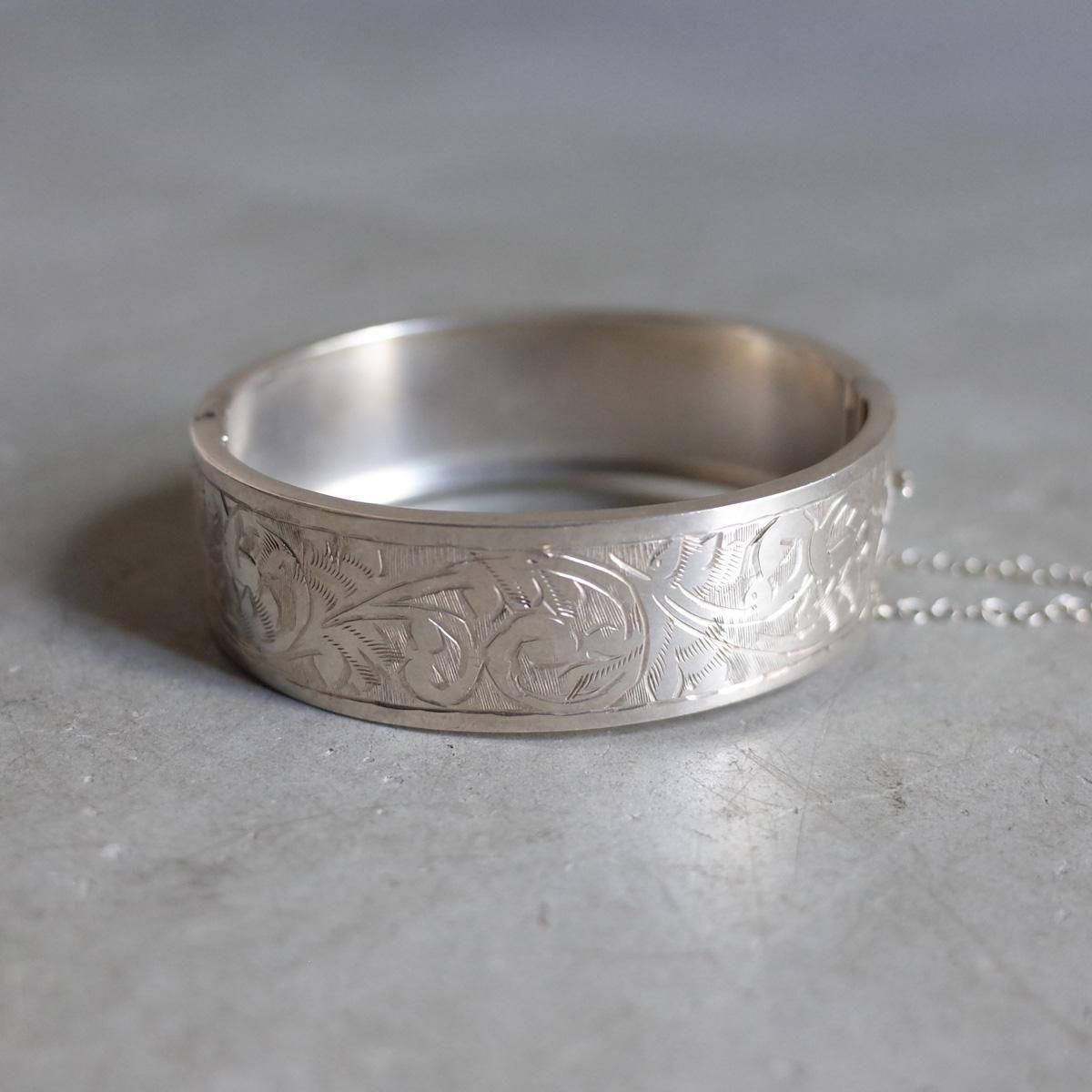 <img class='new_mark_img1' src='https://img.shop-pro.jp/img/new/icons13.gif' style='border:none;display:inline;margin:0px;padding:0px;width:auto;' />1965ǯ С ꡼ Х󥰥c.1965 Silver Leaf Bangle