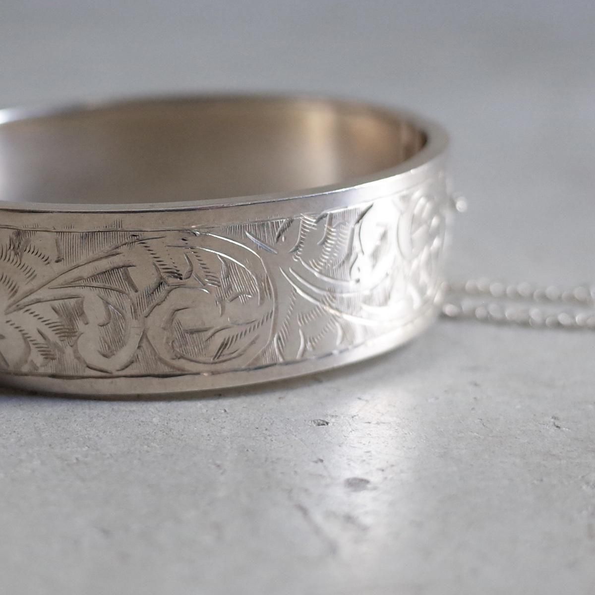 <img class='new_mark_img1' src='https://img.shop-pro.jp/img/new/icons13.gif' style='border:none;display:inline;margin:0px;padding:0px;width:auto;' />1965ǯ С ꡼ Х󥰥c.1965 Silver Leaf Bangle